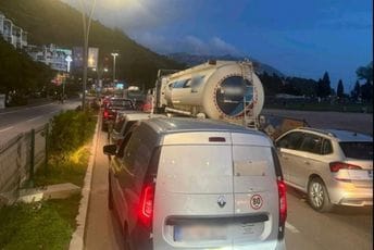 (VIDEO) Velike kolone na crnogorskom primorju, građani: Čekamo satima