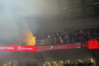 (VIDEO) Tuča pred vječiti derbi: Sukob navijača Partizana i Crvene zvezde, umiješala se i policija