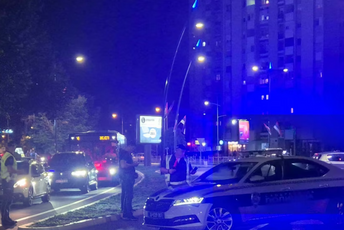 (VIDEO) Pristalice Vučićeve stranke blokirale više ulica u Novom Sadu, skandirali i Mladiću