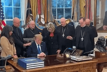Trump sazvao katoličke biskupe u Bijelu kuću: Objavljen snimak kako ga okružuju i mole se