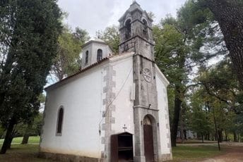 Uprava traži da se uklone reflektori, zvučnici i laminat sa Dvorske kapele na Kruševcu