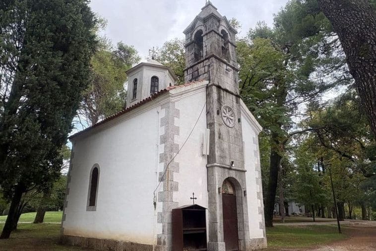 Uprava traži da se uklone reflektori, zvučnici i laminat sa Dvorske kapele na Kruševcu