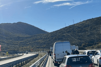 Nesreća na autoputu: Stradala ženska osoba Nesreća na autoputu: Stradala ženska osoba