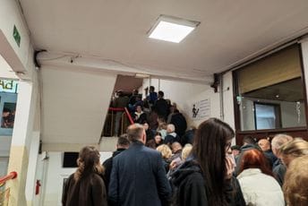 (VIDEO) Izborni dan u Srbiji: Građani izašli na birališta, veliki redovi od ranog jutra