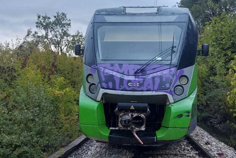 Havarija na pruzi Nikšić–Podgorica: Voz iskočio iz šina nakon što je naletio na odron