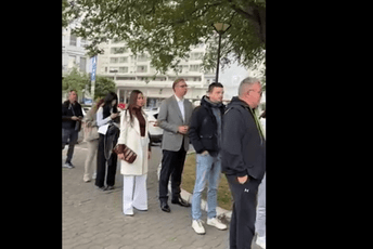 (VIDEO) Izborni dan u Srbiji: Srdanović glasao, Vučić čeka u redu za glasanje (VIDEO) Izborni dan u Srbiji: Srdanović glasao, Vučić čeka u redu za glasanje