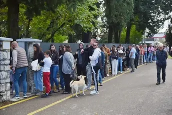 (FOTO) Redovi za glasanje ispred Ambasade Srbije u Podgorici