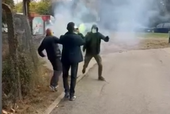 (VIDEO) Incident u Pančevu: Maskirani napadači štanglama i bakljama tukli grupu mladića ispred biračkog mjesta