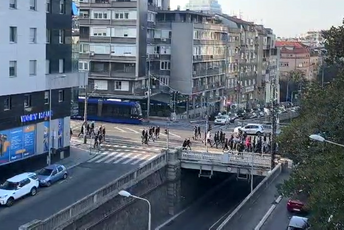 (VIDEO) Muškarci u crnom marširaju ulicama Beograda i skandiraju