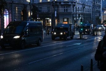 (VIDEO) Vozila za razbijanje demonstracija u centru Beograda, autobusi puni pripadnika Žandarmerije stigli do Skupštine i Starog dvora