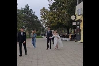 (VIDEO) Beograd: U vjenčanici na glasanje - birači ih pustili preko reda i ispratili aplauzom (VIDEO) Beograd: U vjenčanici na glasanje - birači ih pustili preko reda i ispratili aplauzom