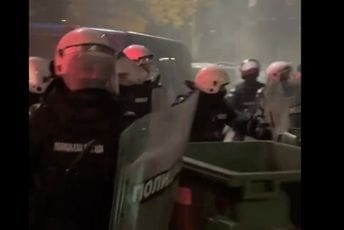 (VIDEO) Haos u Lazarevcu: Aktivisti SNS-a napali građane, umiješala se i policija (VIDEO) Haos u Lazarevcu: Aktivisti SNS-a napali građane, umiješala se i policija