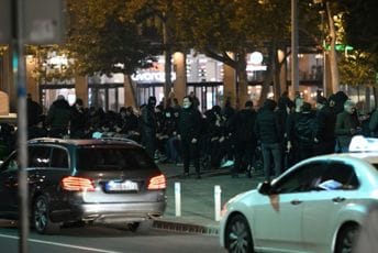 (VIDEO) Beograd: Grupa maskiranih mladića u blizini Pionirskog parka (VIDEO) Beograd: Grupa maskiranih mladića u blizini Pionirskog parka
