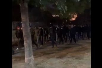 (VIDEO) Beograd: U "Ćacilend" pristižu muškarci sa fantomkama i kapuljačama, policija ih propušta da uđu u Pionirski park