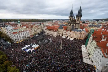 Hiljade ljudi izašlo na ulice Praga jer češka vlada želi da promijeni način finansiranja javnog TV servisa