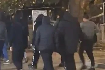 Maskirani muškarci u crnom napustili "Ćacilend" nakon što je Vučić priznao poraz