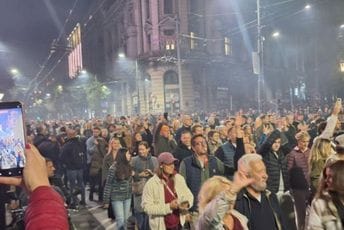 (VIDEO) Počelo slavlje u Srbiji: Građani pjevaju "Lijte kiše, Vučić ode"