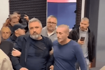 (VIDEO) Građani izveli Vučićevića iz redakcije Informera: "Zbog njega su mnoga djeca plakala, a sada sam plače"