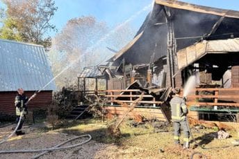 Izgorjela kućica na Adi, spriječeno širenje vatre na objekte u blizini