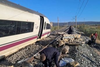 Strašna tragedija u Španiji: Sudarila se dva brza voza, najmanje 10 poginulih Strašna tragedija u Španiji: Sudarila se dva brza voza, najmanje 10 poginulih