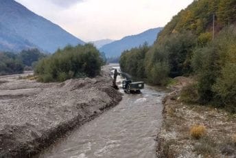 Vojska Crne Gore sanirala ugrožene lokacije duž rijeke Lim Vojska Crne Gore sanirala ugrožene lokacije duž rijeke Lim