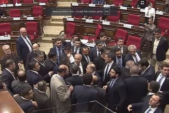 (VIDEO) Tuča u parlamentu Jermenije, hitna pomoć ispred zgrade