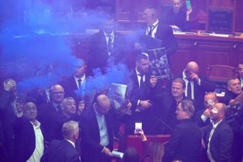 Burno u parlamentu Albanije: Opozicija aktivirala baklju i blokirala govornicu