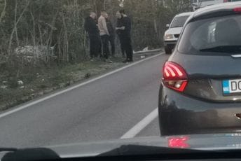 Udes na izlazu iz Tuzi: Vozilo izletjelo sa kolovoza