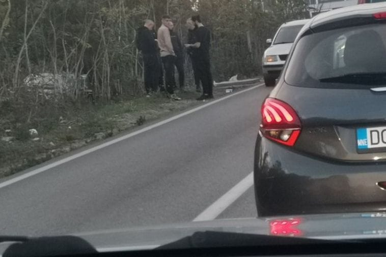 Udes na izlazu iz Tuzi: Vozilo izletjelo sa kolovoza Udes na izlazu iz Tuzi: Vozilo izletjelo sa kolovoza
