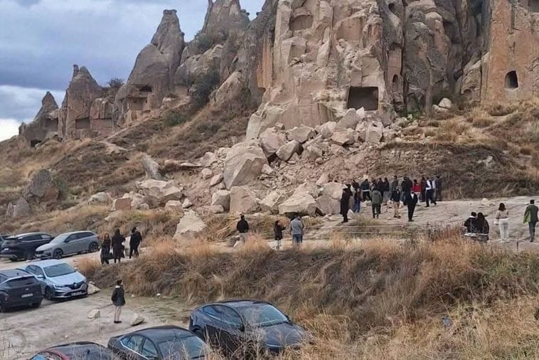 Tragedija u Kapadokiji: Obrušile se čuvene stijene „vilinski dimnjaci“, dvije osobe poginule, petoro povrijeđenih Tragedija u Kapadokiji: Obrušile se čuvene stijene „vilinski dimnjaci“, dvije osobe poginule, petoro povrijeđenih