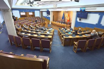 Nikolić: To što Vuković nije podržao Euro model je ozbiljan skandal Nikolić: To što Vuković nije podržao Euro model je ozbiljan skandal