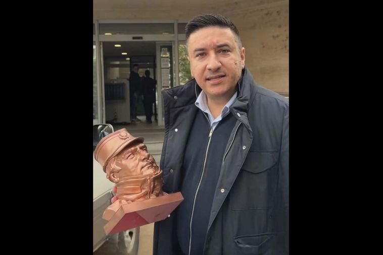 Dajković u zgradu Uprave policije ušao sa bistom Ratka Mladića Dajković u zgradu Uprave policije ušao sa bistom Ratka Mladića