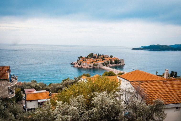 SDT: Pokrenut krivični postupak protiv bračnog para iz Rusije zbog pranja novca Naselje Sveti Stefan