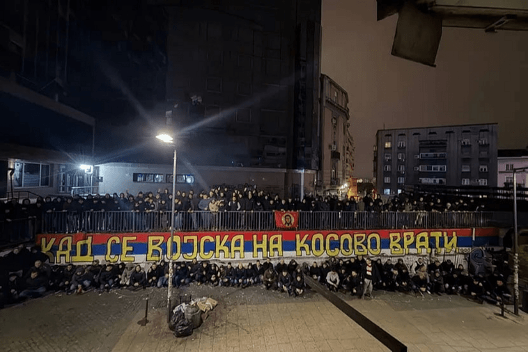Navijači Crvene zvezde vratili grafit "Kad se vojska na Kosovo vrati" koji je juče prekrečen u centru Beograda Navijači Crvene zvezde vratili grafit "Kad se vojska na Kosovo vrati" koji je juče prekrečen u centru Beograda