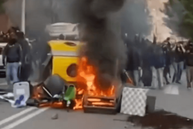 Sukobi na demonstracijama u Rimu: Gorjeli kontejneri kod Koloseuma Sukobi na demonstracijama u Rimu: Gorjeli kontejneri kod Koloseuma