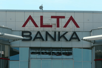 Redovi ispred ekspoziture Alta banke u Novom Sadu