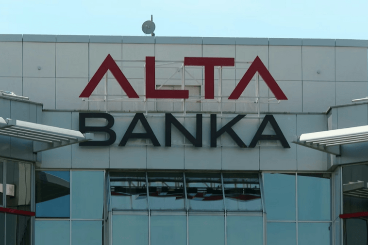 Redovi ispred ekspoziture Alta banke u Novom Sadu Redovi ispred ekspoziture Alta banke u Novom Sadu