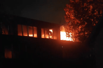 Požar na Cetinju: Gori hangar nekadašnje fabrike 'Bojana' Požar na Cetinju: Gori hangar nekadašnje fabrike 'Bojana'