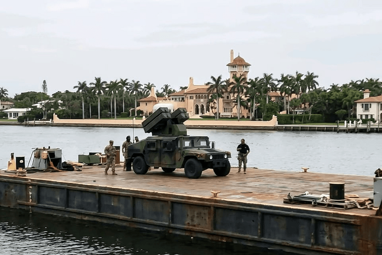 Američka vojska rasporedila protivvazdušne rakete oko Trampovog imanja Mar-a-Laga Sistem protivvazdušne odbrane Avendžer na barži kod Mar-a-Laga u Palm Biču